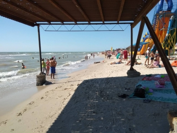 В Кирилловке огромный навес на пляже едва не унесло в море (фото)