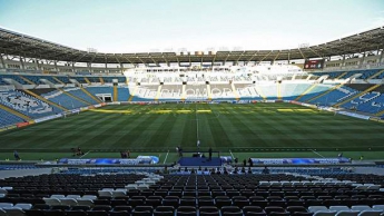В Одессе перед матчем Лиги Европы красят траву на стадионе  (видео)