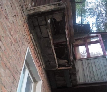 В Запорожье рухнул балкон - есть пострадавшие (фото)