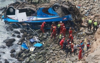 В Перу автобус упал в пропасть: погибли 15 человек
