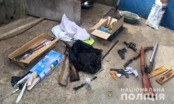 В Запорожской области полицейские разоблачили мужчину, хранившего в гараже оружие и боеприпасы (фото)