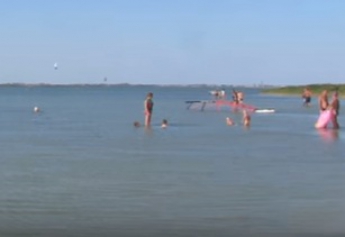 В Кирилловке показали "тайное место", где шторм купанию не помеха (видео)