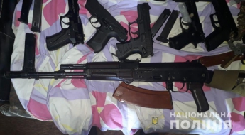 У жителя Запорожья дома нашли оружие, боеприпасы и наркотики (фото)