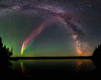 Ученые не могут объяснить природу загадочного свечения в небе (фото)