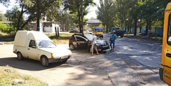 В Запорожье иномарка врезалась в автобус с пассажирами (фото)