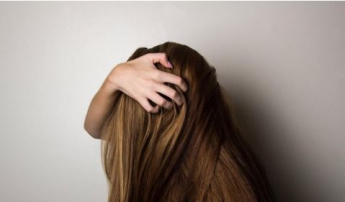 Почему выпадают волосы: 7 главных причин