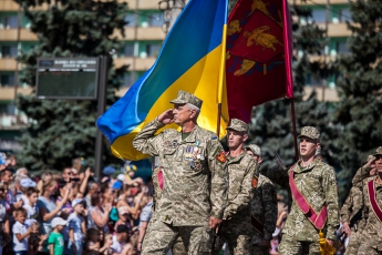 Военный парад и сотни селфи: как запорожцы отмечают День независимости (Фоторепортаж)