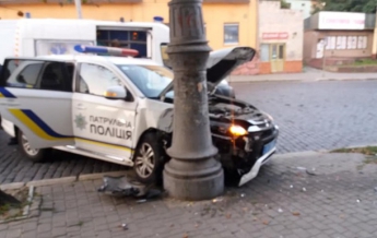 В Черновцах автомобиль патрульных врезался в столб (видео)