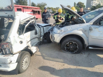 На трассе Запорожье - Донецк внедорожник столкнулся с мини-авто - один из водителей госпитализирован, - ФОТО