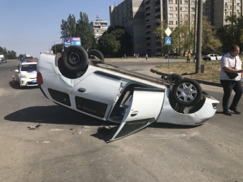 В Сети появилось видео вчерашней аварии с перевернувшимся авто в Запорожье (фото, видео)