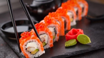 Токсикологи предупреждают об опасности суши с лососем