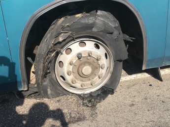 На запорізькій трасі в автобуса з пасажирами вибухнуло колесо - фото