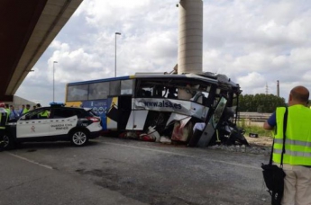 Страшное ДТП: автобус протаранил опору моста, есть погибшие
