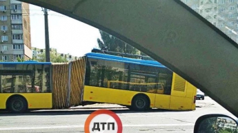 В Киеве троллейбус на ходу разломался пополам