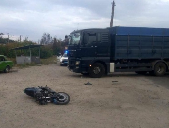 В запорожском райцентре водитель грузовика сбил мотоцикл с двумя детьми (ФОТО)