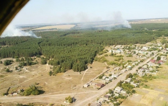 В Харьковской области лесной пожар тушат с помощью вертолетов