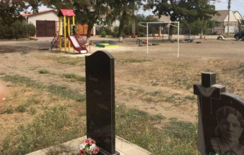 Скандал всеукраинского масштаба с детской площадкой у кладбища возмутил горожан