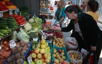 Украинцы тратят на еду большую часть зарплаты