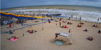 Пляжи в Кирилловке забиты отдыхающими несмотря на шторм и прохладную погоду (Фото)