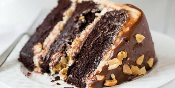 Найкращий і простий рецепт торта «Снікерс», зберігаємо в скарбничку!