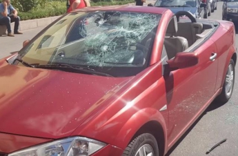 У Харькова хамовитой девушке разбили монтировкой кабриолет (видео)