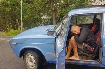 В Бердянске мертвецки пьяный мужчина пытался управлять автомобилем (фото, видео)