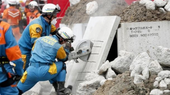 Число жертв мощного землетрясения в Японии продолжает стремительно расти