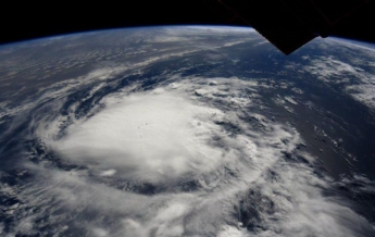 В США объявили режим ЧП из-за урагана, началась эвакуация (видео)