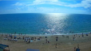 Курортники на сдаются - пляжный сезон в Кирилловке продолжается (фото)