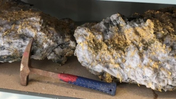 Старатели нашли два гигантских золотых самородка: общий вес драгметалла - 113 кило