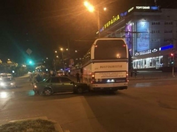 В Запорожье легковушка протаранила автобус с футболистами