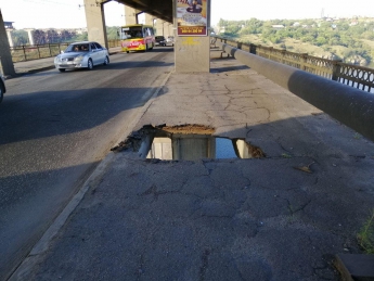 На мосту Преображенского в Запорожье образовалась огромная сквозная дыра