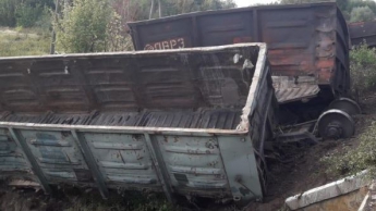 Брошенные грузовые вагоны врезались в пассажирский поезд в Харьковской области (Видео)