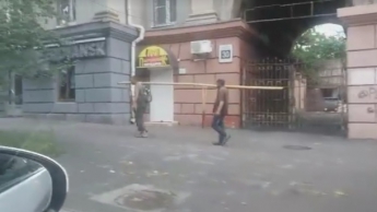 В Запорожье охотники за металлом демонтировали городской забор: появилось видео