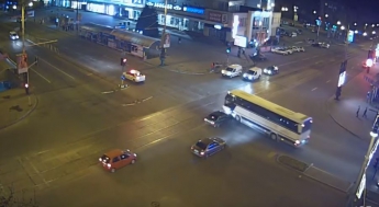 В сети появилось видео столкновения в Запорожье автобуса футбольной сборной Андоры с легковушкой