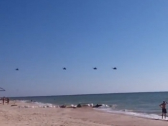 Сразу 20 вертолетов пролетели над пляжем в Кирилловке (видео)