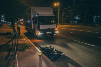 В Киеве на проспекте Науки грузовик насмерть сбил пешехода