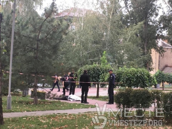 В сквере в центре Запорожья утром обнаружили труп (ФОТО)