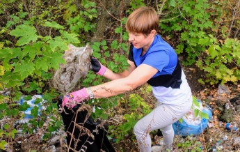 Президент Эстонии убрала мусор в парке Днепра