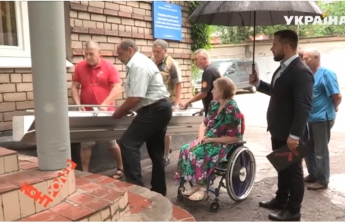 Как в Запорожье опекаются проблемами людей с инвалидностью: впервые за четыре года запорожанка вышла из собственной квартиры (видео)