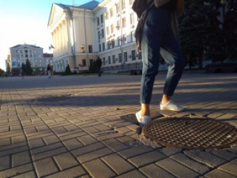 Возле запорожской мэрии в тротуаре образовалась дыра (Фотофакт)