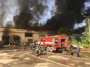 На фабрике в Житомире вспыхнул огромный пожар