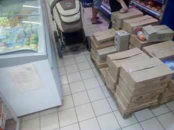 В популярном супермаркете намеренно перекрывают подходы к стеллажам? (фото)