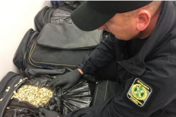 Львовские пограничники обнаружили в багаже 80 кг маковой соломки (видео)