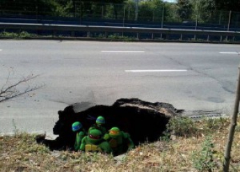 Житель Запорожья провалился в центре города в глубокую яму