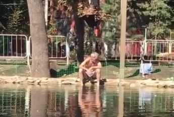 "Шоу" в трусах - мужчина решил искупаться в городском пруду  (видео)