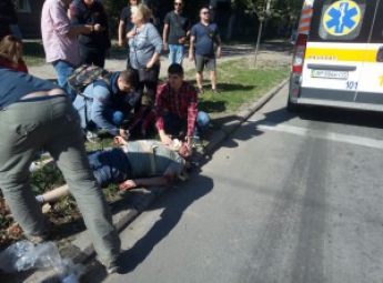 Пострадавший, сбитый микроавтобусом в центре Запорожья, в тяжелом состоянии - подробности