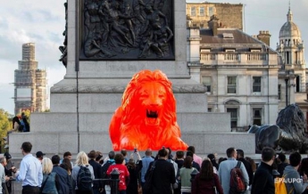В Лондоне скульптура льва сочиняет стихи (видео)