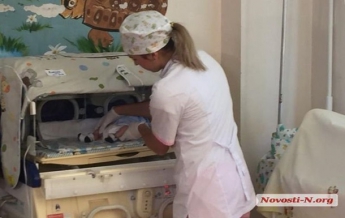 К больнице в Николаевской области подбросили коробку с младенцем (фото)