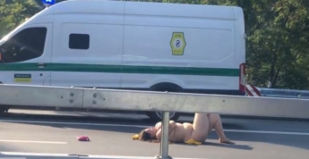 В Киеве женщина « искала любовь », лёжа обнажённой на трассе.